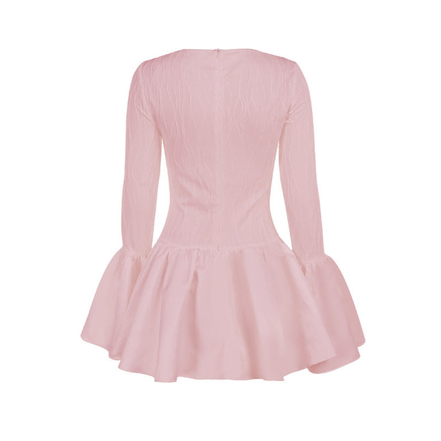 Rundhals-Langarmkleid mit ausgestellten Ärmeln und Rüschen