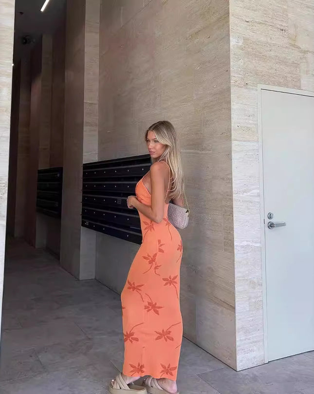 Schmales, tief ausgeschnittenes, figurbetontes langes Trägerkleid