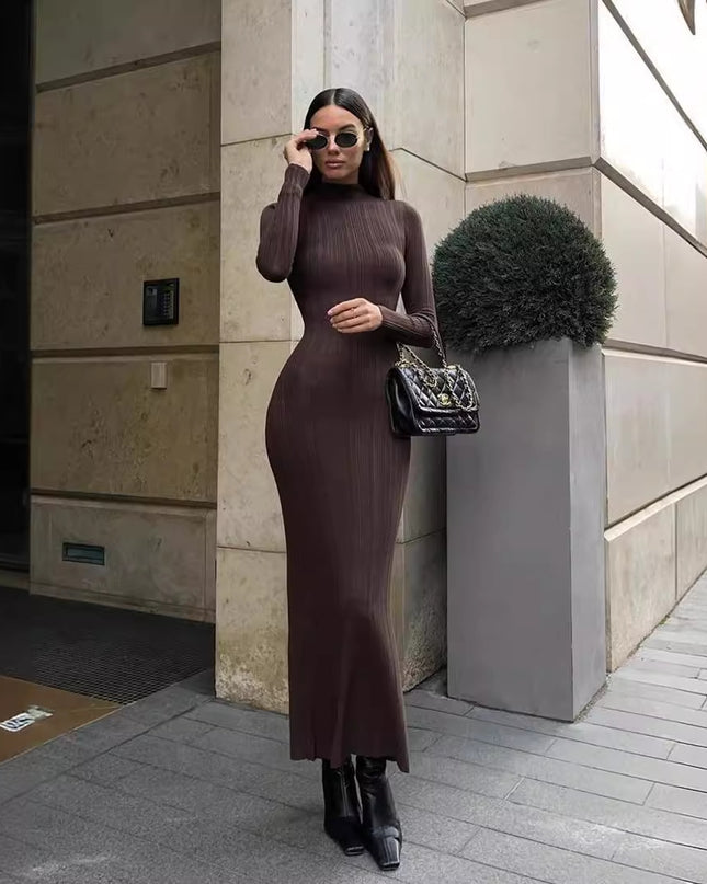 Elegantes gestricktes Rollkragen-Streifenkleid