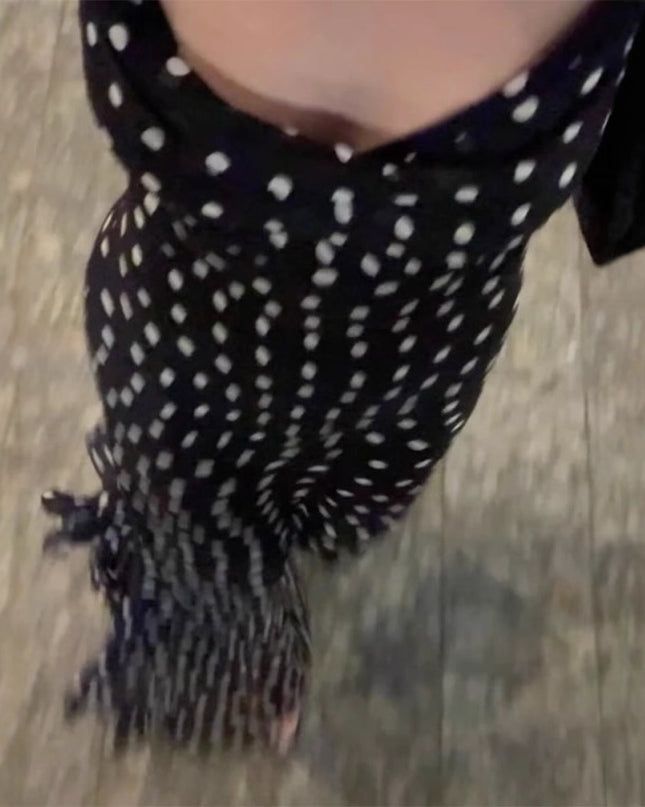 Ärmelloses Damenkleid mit hochwertigem Tupfenmuster, Schalkragen, Rüschen und Spaghettiträgern