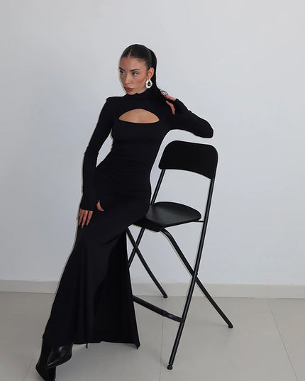Temperamentvolles Kleid mit hohem Kragen, langen Ärmeln und Hohlsaum