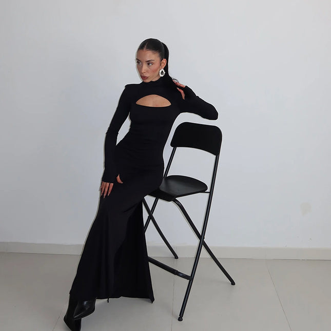 Temperamentvolles Kleid mit hohem Kragen, langen Ärmeln und Hohlsaum