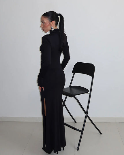 Temperamentvolles Kleid mit hohem Kragen, langen Ärmeln und Hohlsaum