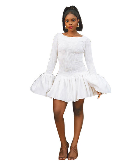Rundhals-Langarmkleid mit ausgestellten Ärmeln und Rüschen