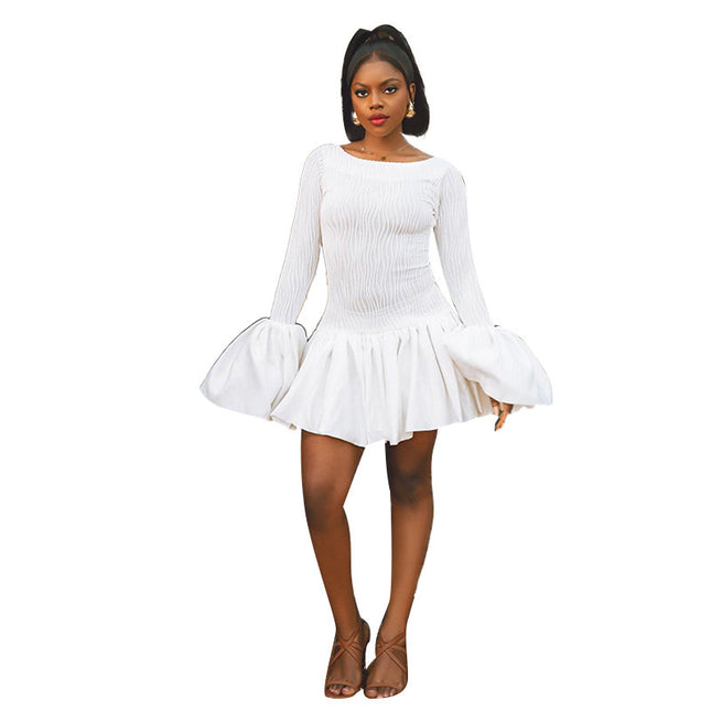 Rundhals-Langarmkleid mit ausgestellten Ärmeln und Rüschen