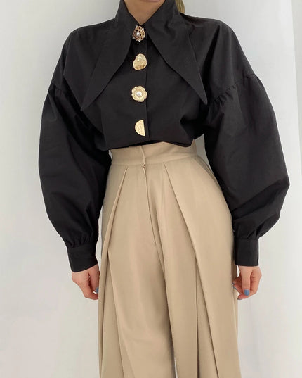 Elegant vit blus för kvinnor: Vårig knäppblus med spetsig krage och långa puffärmar