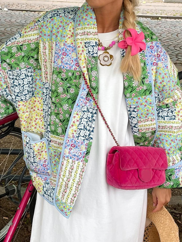 Vintage Floral Quilted Coat for Women: A Stylish and Cozy Addition to Your Autumn Wardrobe