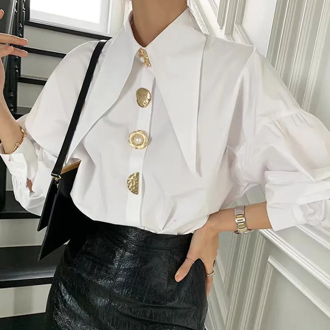 Elegante französische Vintage-Bluse für Damen – Weißes Frühlings-Hemd mit Knopfleiste, spitzem Kragen und langen Puffärmeln